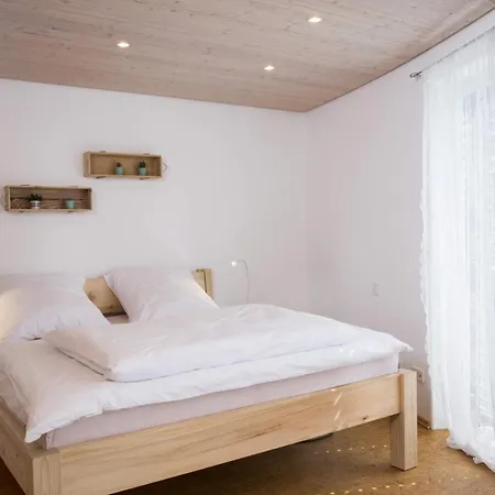 Dornstetten: Sonniges Design Haus: Kamin, Sauna, Hot Pot, Zaun