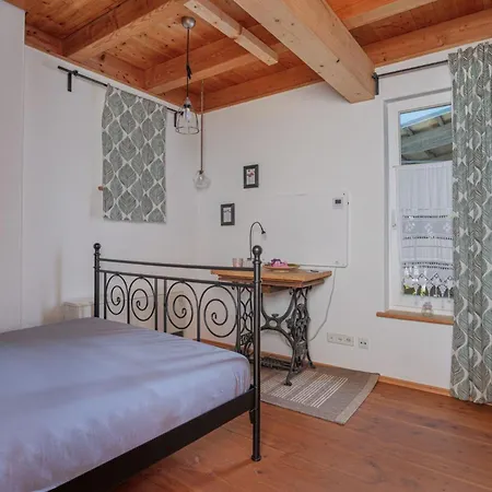 Dornstetten: Sonniges Design Haus: Kamin, Sauna, Hot Pot, Zaun *