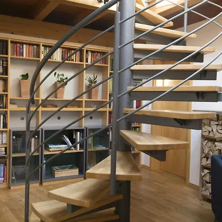 Dornstetten: Sonniges Design Haus: Kamin, Sauna, Hot Pot, Zaun